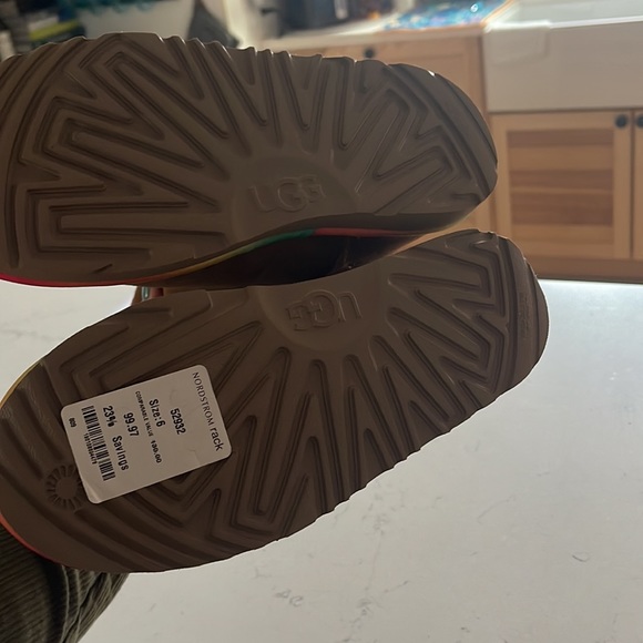 Ugg boots- Classic II Short Rainbow - Picture 8 of 8